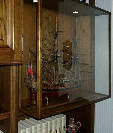 Eingepasste Wandvitrine aus Edelholz